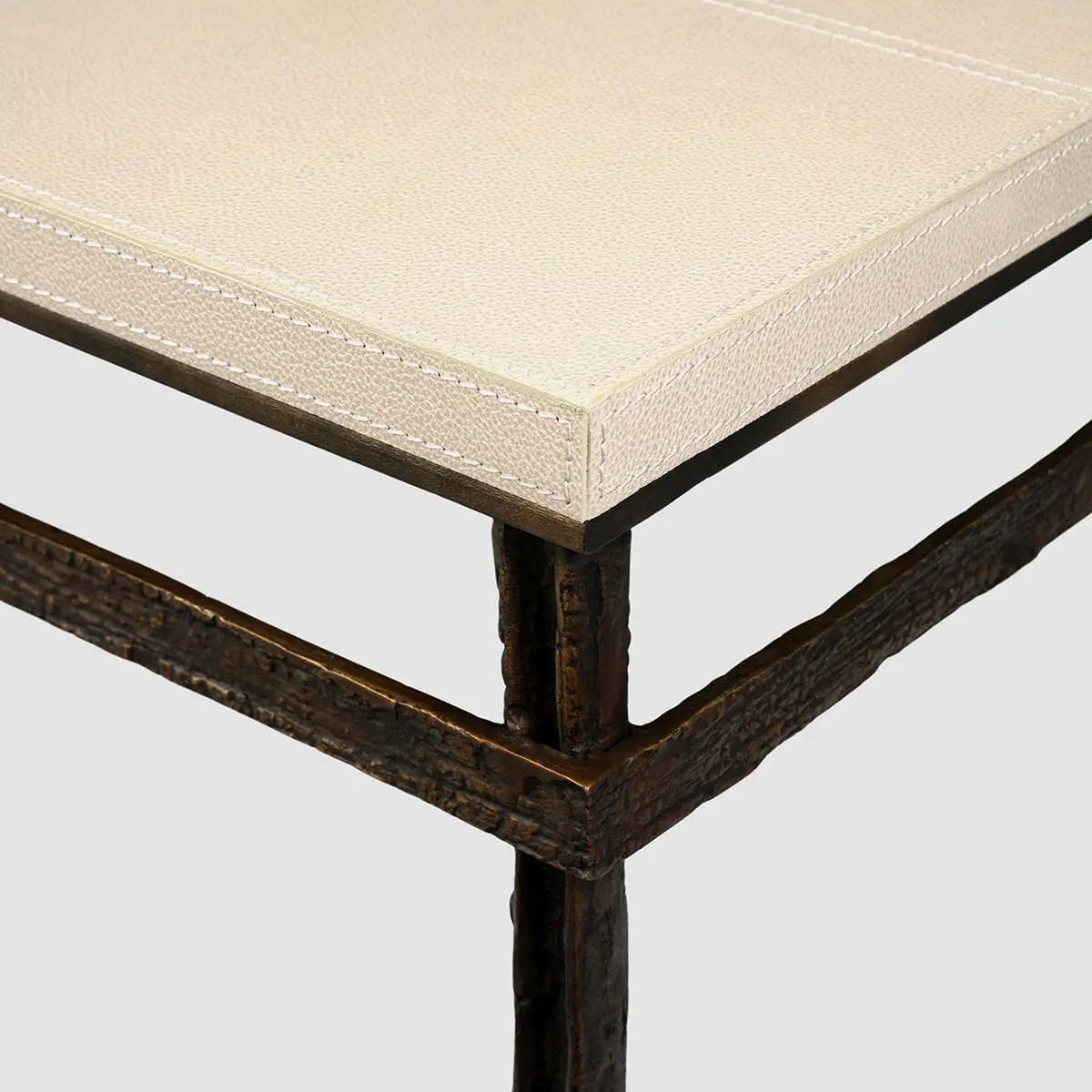 closeup wode console bronze dorato pumice leather